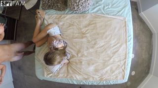 Schlanke Rebel Lynn überrascht ihren Stiefbruder, der masturbiert