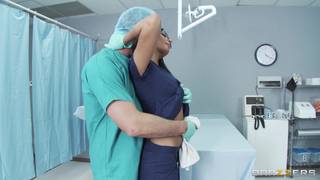 Arzt und Krankenschwester ficken im Sprechzimmer