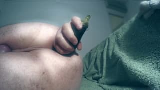 Schwuler Dilf füllt seinen Arsch mit dem Dildo Schwuler Dilf füllt seinen Arsch mit dem Dildo
