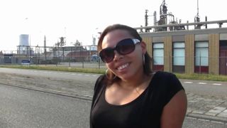 Antillische Schlampe von einem heißen Weißen gefickt