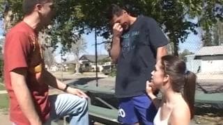 Kollegen überreden eine Brünette zu einem heißen Dreier