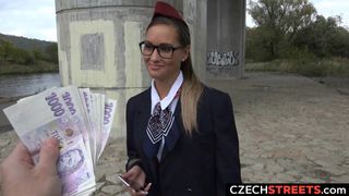 Heiße brünette Stewardess bekommt Geld für Sex