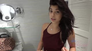 Diese brünette mieze spreizt ihre beine im bett und will sex Diese brünette mieze spreizt ihre beine im bett und will sex