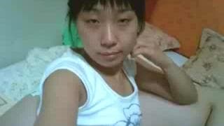 Asiatisches Mädchen nimmt diesen Porno auf