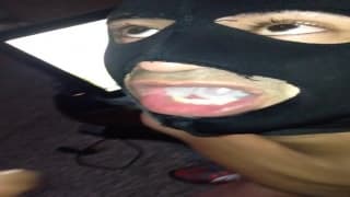 Dieser Typ trägt eine Maske beim lutschen! Dieser Typ trägt eine Maske beim lutschen!