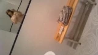 Mollige Frau spielt mit sich bis sie kommt