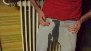 Dieser Typ pisst sich in seine Hose Dieser Typ pisst sich in seine Hose