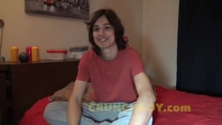 Er dringt in seinen jungen Twink-Arsch ein