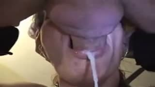 Sie erstickt an seinem Schwanz und spuckt Sie erstickt an seinem Schwanz und spuckt