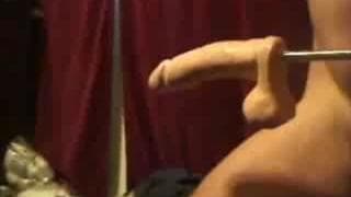 Diese Maschine fickt seinen schwulen Arsch