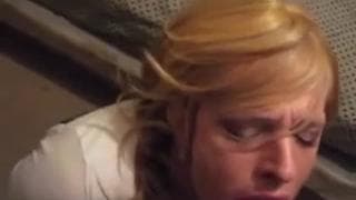 Die reife blonde Transe will nur lutschen Die reife blonde Transe will nur lutschen