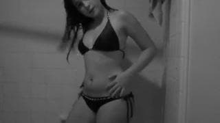 Amanda zieht sich aus und erregt uns sehr