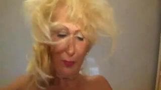 Diese Oma sehnt sich nach einem Schwanz Diese Oma sehnt sich nach einem Schwanz