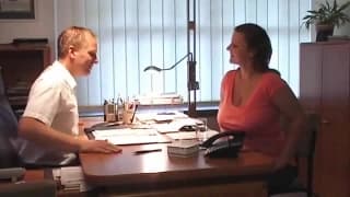 Großbrüstige Frau verführt den Angestellten Großbrüstige Frau verführt den Angestellten