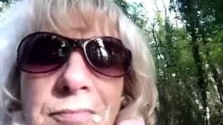 Blowjob während sie sich im Busch versteckt