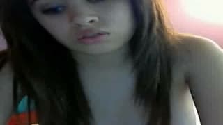 Diese dunkelhaarige Schlampe spielt mit sich