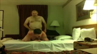 Ein fetter schwuler Bär füllt einen Hintern