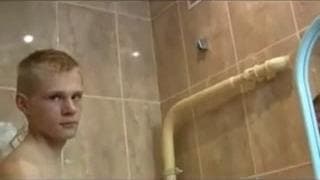 Er wichst seinen langen Schwanz in der Dusche Er wichst seinen langen Schwanz in der Dusche