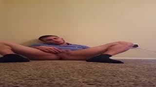 Dieser schwule Typ wichst sich total lecker