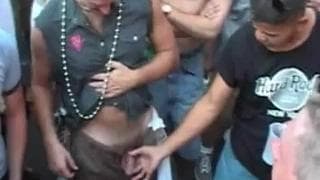 Wir feiern eine riesige Party und haben Spaß Wir feiern eine riesige Party und haben Spaß