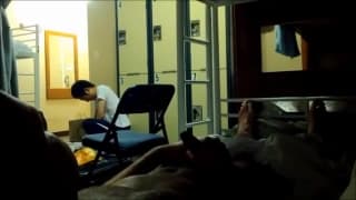 Ein seltsamer Kerl wichst sich im Hostel Ein seltsamer Kerl wichst sich im Hostel