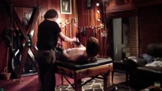 Alter Mann versohlt ihr den Hintern, um sie zu foltern