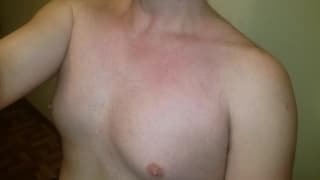 Weißer Kerl neckt mit seinem engen Arsch und Schwanz Weißer Kerl neckt mit seinem engen Arsch und Schwanz