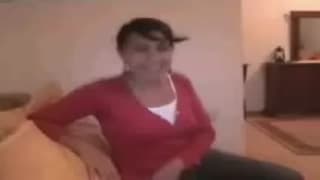 Diese heiße Teenagerin fickt einen reifen Kerl Diese heiße Teenagerin fickt einen reifen Kerl