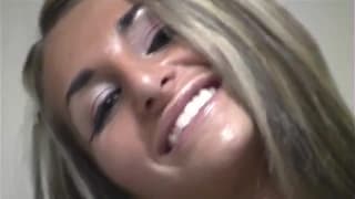 Amateurschlampe mit fetten Eutern masturbiert