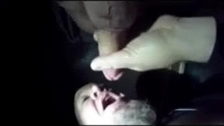 Diese Schwulis blasen ihre Schwänze im Dunkeln