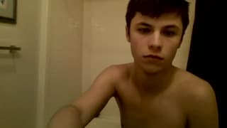 Ein heißer junger Twink genießt seinen Schwanz