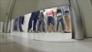 Viele Schwänze auf der öffentlichen Toilette Viele Schwänze auf der öffentlichen Toilette