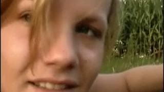 Dieses Babe liebt den Analsex draußen Dieses Babe liebt den Analsex draußen