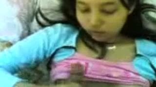 Diese geile Nutte fasst sich selbst im Bett an Diese geile Nutte fasst sich selbst im Bett an