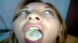 Diese Amateurfrau liebt es, Sperma zu essen