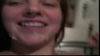 Diese Brünette hat ihr Gesicht voll Sperma Diese Brünette hat ihr Gesicht voll Sperma