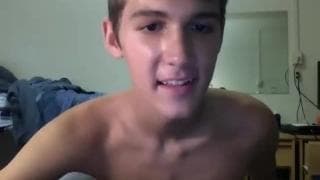 Der geile Junge genießt sein eigenes Sperma!