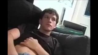 Sexy Teenager-Junge masturbiert sich eifrig