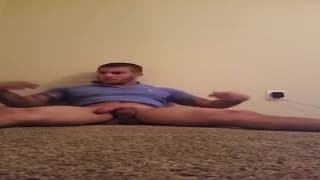 Dieser Typ genießt, sich lecker zu wichsen