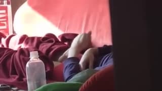 Wir beobachten einen Mann während er wichst Wir beobachten einen Mann während er wichst