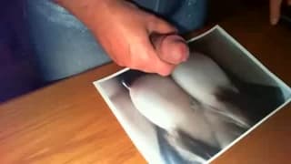 Er berührte seine Nudel, während er sich filmte