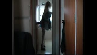 In der Tür finden wir einen Mann in einem Kleid