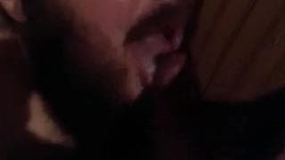 Eine süße Transe gibt einen geilen Blowjob