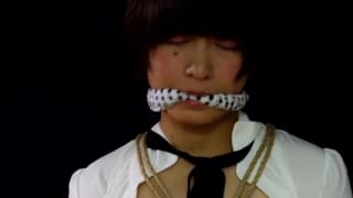 Asiatisches Mädchen in Schuluniform gefesselt