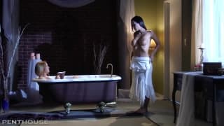 Lesbische Szene für Laly im Badezimmer