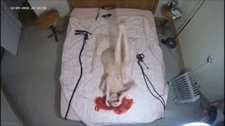 Sina wird von Julius im Bett gebändigt Sina wird von Julius im Bett gebändigt