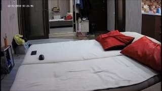 Clair saugt ihn aus und reitet ihn dann ins Bett.