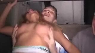Junge Kerle haben eine Latina-Hure gekauft Junge Kerle haben eine Latina-Hure gekauft