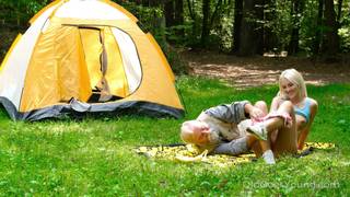 Teenager geht wild campen und fickt einen alten Mann Teenager geht wild campen und fickt einen alten Mann