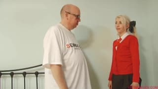 Dicker Mann fickt heute eine süße Teenagerin